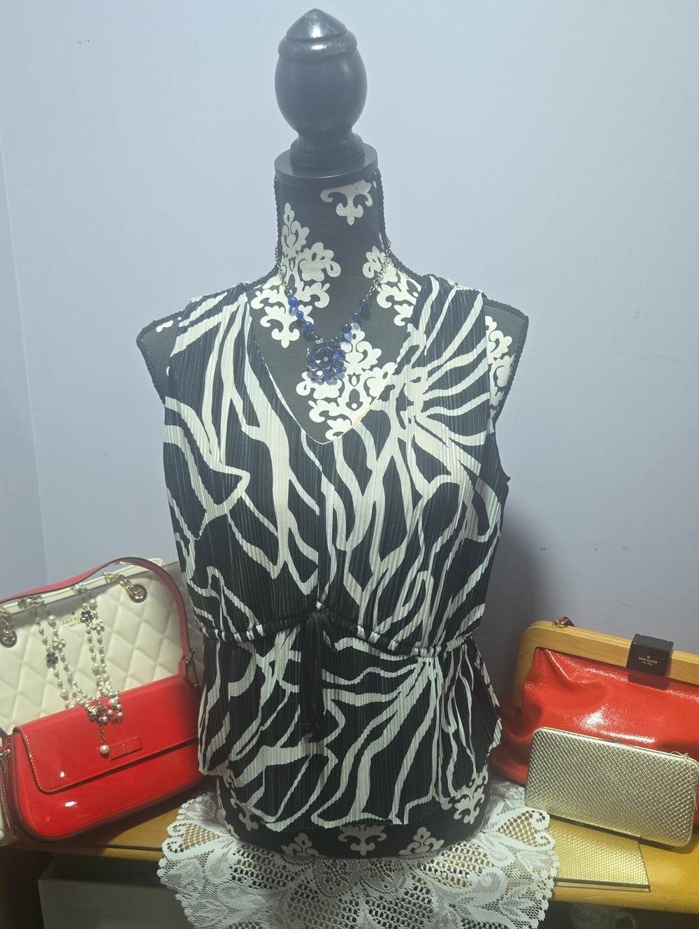 Nine West Black and White Sleeveless V-Neck Printed Top